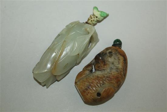 Two Chinese jade snuff bottles, 18th / 19th century, 5.1cm